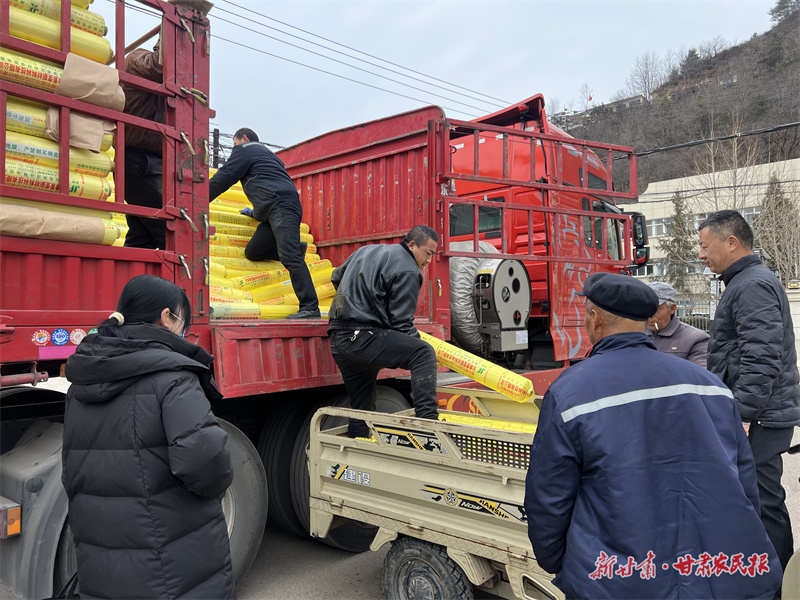 華亭市上關鎮(zhèn)正在發(fā)放地膜2