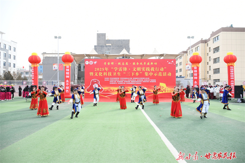 瓜州縣組織開展“學(xué)雷鋒”暨文化科技衛(wèi)生“三下鄉(xiāng)”集中宣傳活動(dòng).jpg