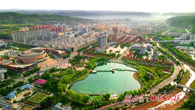華亭市連續(xù)兩年蟬聯(lián)全國新型城鎮(zhèn)化質(zhì)量百強(qiáng)縣市（華亭城區(qū)新貌）.jpg