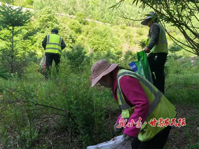 村民撿拾路邊垃圾.jpg