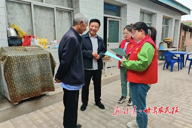 村社干部開展宣傳活動(dòng).jpg