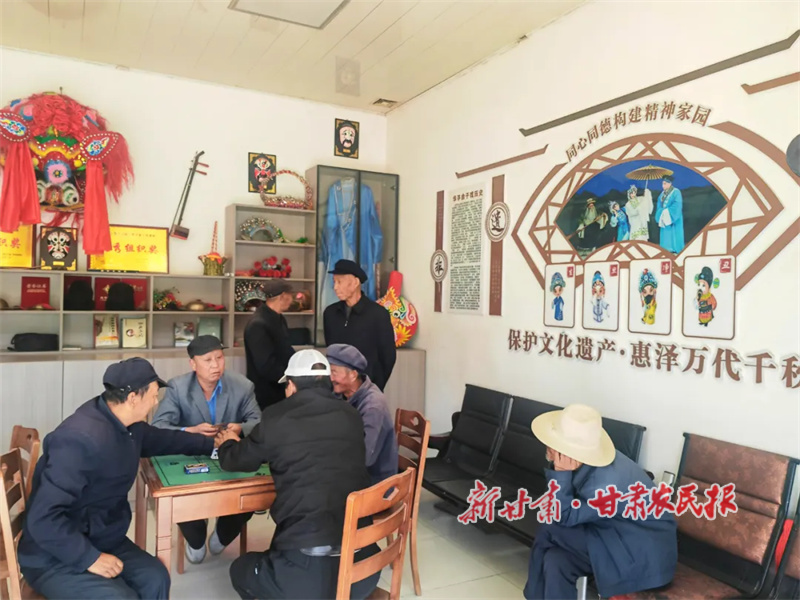 老人們在幸福院里娛樂.jpg