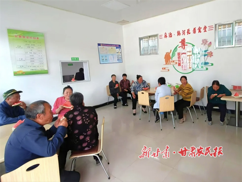 老人在長者食堂用餐.jpg