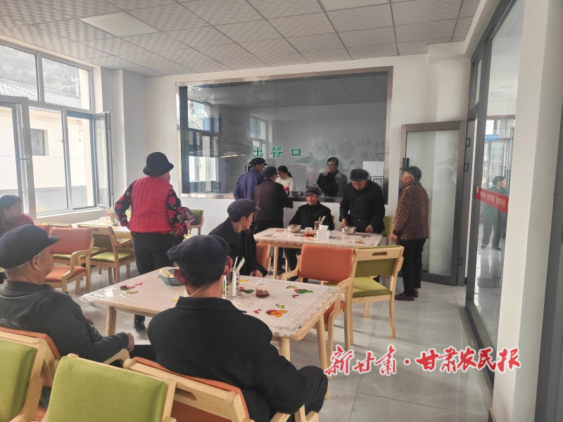 1752542848737749.jpg 老人們?cè)谛腋T豪锍燥?jpg