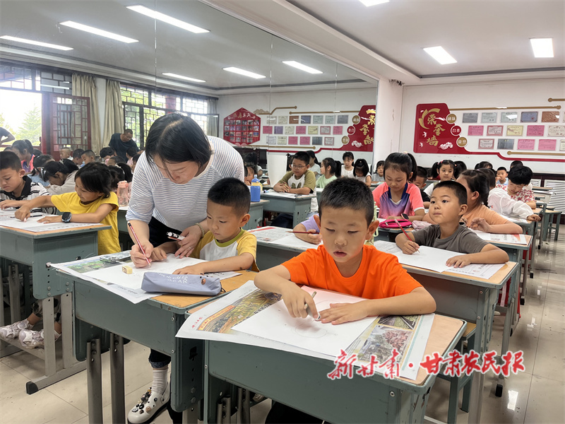 1753856392980390.jpg 文化館暑期公益繪畫課.jpg