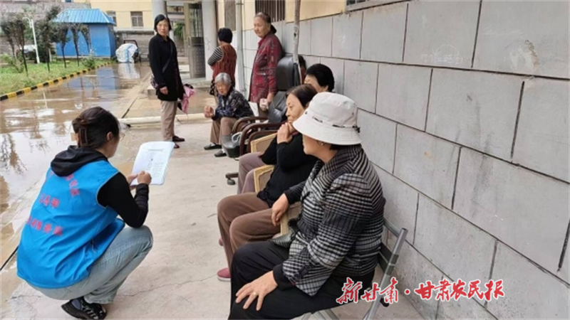 社區(qū)志愿者收集民情民意.png