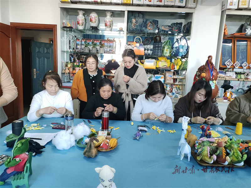 巧手繡娘傳“經(jīng)”忙 姐妹同掙“錦繡”錢
