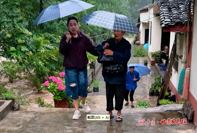 “我扶著你走”——記康縣陽壩鎮(zhèn)防汛一線鄭河村干部唐媛媛