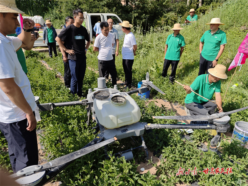 臨夏州開展無人機(jī)噴施水溶肥專題培訓(xùn)