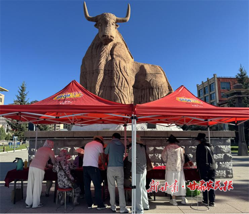 甘南福彩中心旅游旺季開展刮刮樂戶外銷售活動