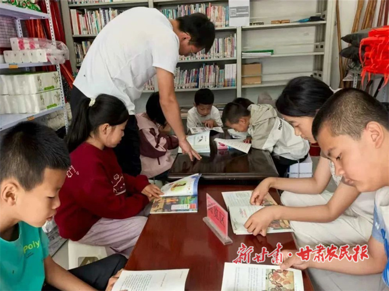 漳縣：農(nóng)家書屋飄書香 愛心輔導(dǎo)暖童心