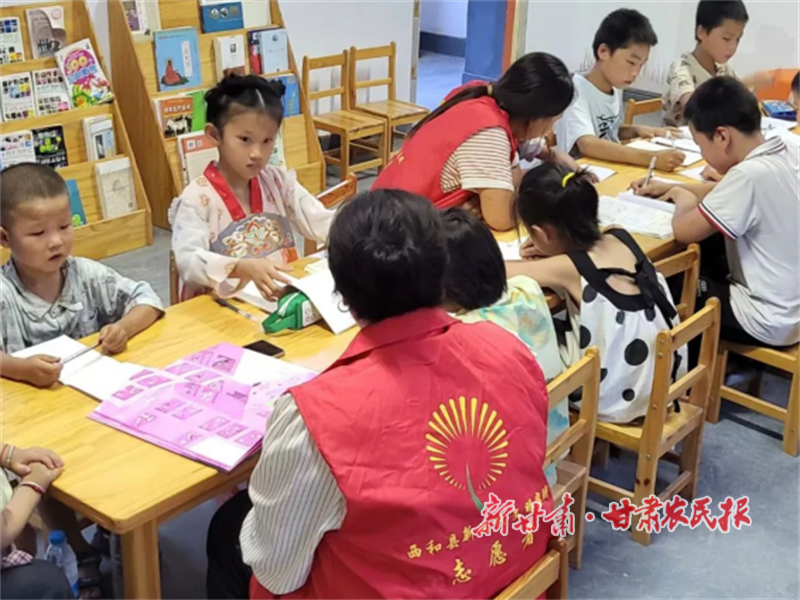 西和縣：文明實踐陣地聯(lián)動農(nóng)家書屋，“花式”護航多彩暑假