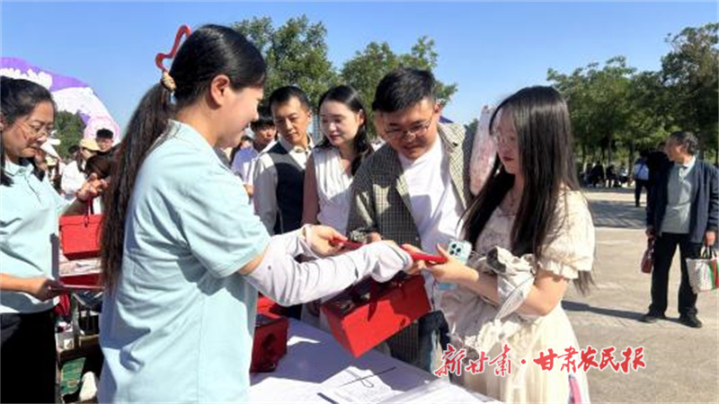 倡導(dǎo)文明婚俗·公益見證愛情——甘肅福彩舉辦“福滿七夕?一刮傳情”公益活動