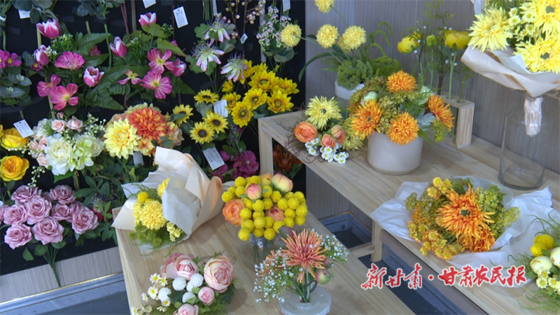 華亭有“花”別樣紅!——仿真花車間托起村民穩(wěn)穩(wěn)的幸福